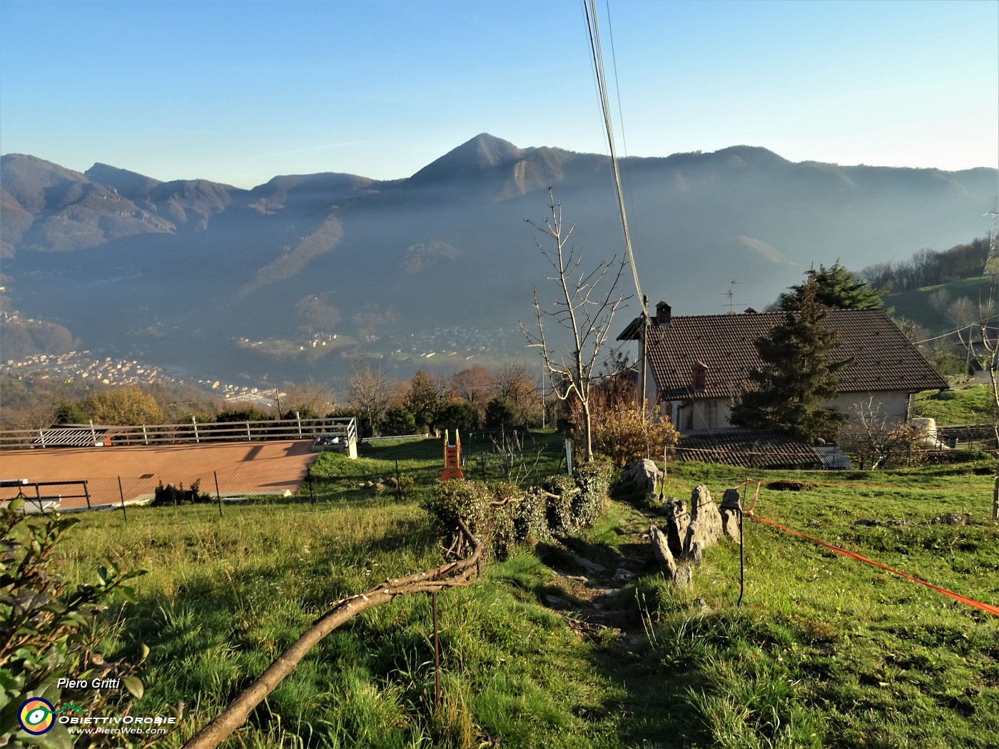 80 Da Zergnone (852 m) il sent. 505 B scende al Colle  per proseguire verso Cassarielli (800 m) con vista in Canto Alto.JPG